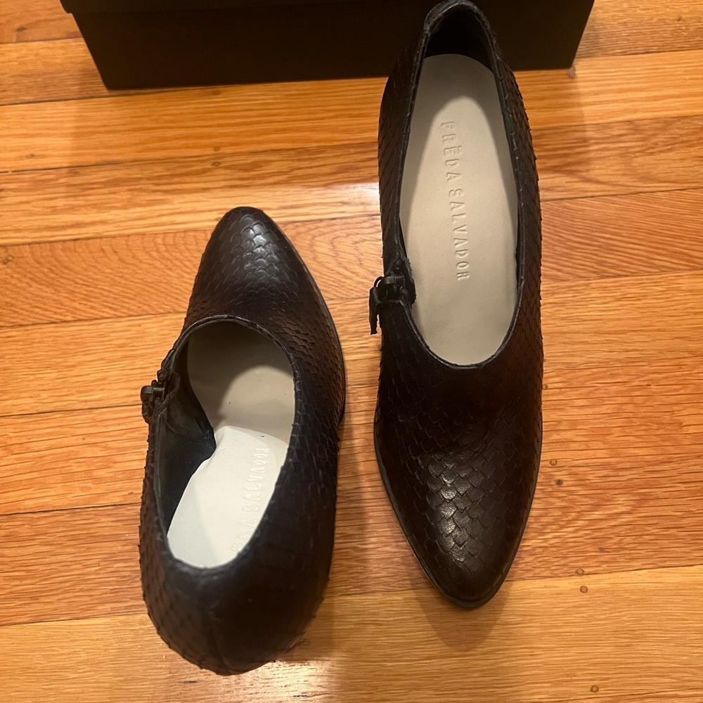 FRĒDA SALVADOR black embossed croc pumps/booties. - Picture 3 of 5